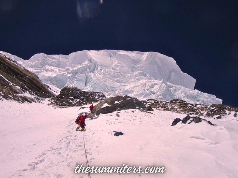 Downclimbing below the K2 infamous ice serac
